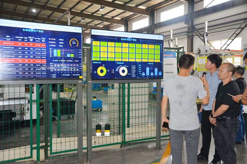 Science and technology town mayor delegation inspected and observed Speeder ​​Heavy Industry